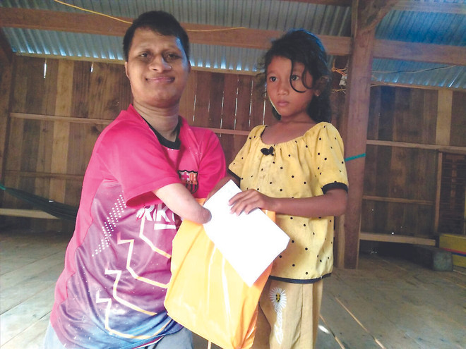 Né sans bras ni jambes, il prouve que rien n’est impossible ảnh 1