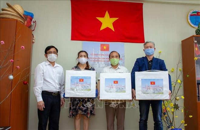 Le gouvernement vietnamien offre des masques médicaux à la communauté vietnamienne en Russie ảnh 1