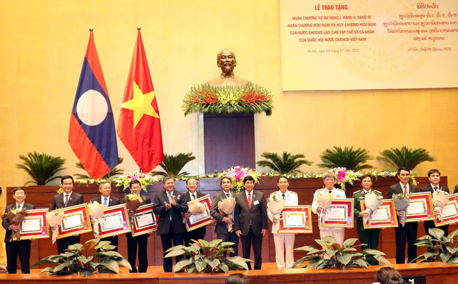 Le Laos décore des collectivités et responsables de l’Assemblée nationale vietnamienne ảnh 1 Le Laos décore des collectivités et responsables de l’Assemblée nationale vietnamienne ảnh 1