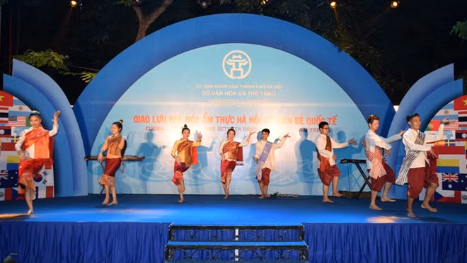 Hanoi: échange gastronomique avec les amis étrangers ảnh 1 Hanoi: échange gastronomique avec les amis étrangers ảnh 1