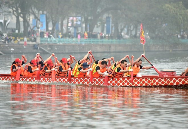 La course de bateaux traditionnels à Hanoi attire les foules ảnh 1 La course de bateaux traditionnels à Hanoi attire les foules ảnh 1