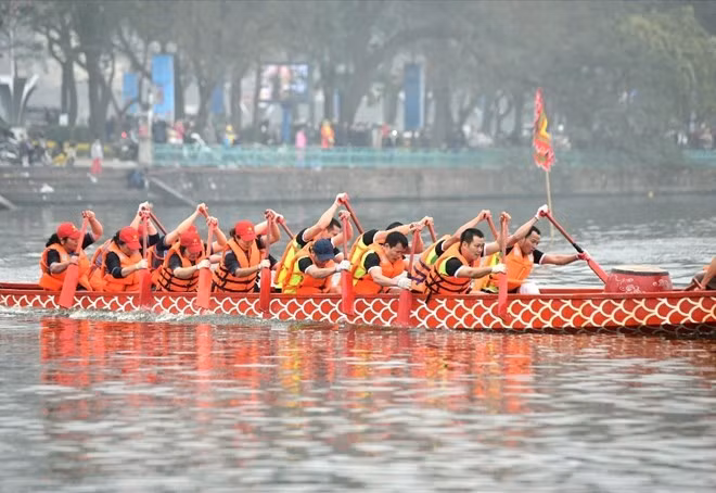 La course de bateaux traditionnels à Hanoi attire les foules ảnh 1