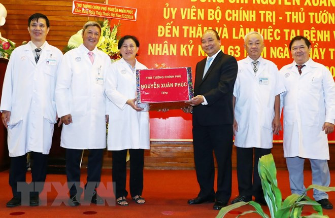 Le PM félicite les médecins et le personnel du secteur de la santé ảnh 1 Le PM félicite les médecins et le personnel du secteur de la santé ảnh 1