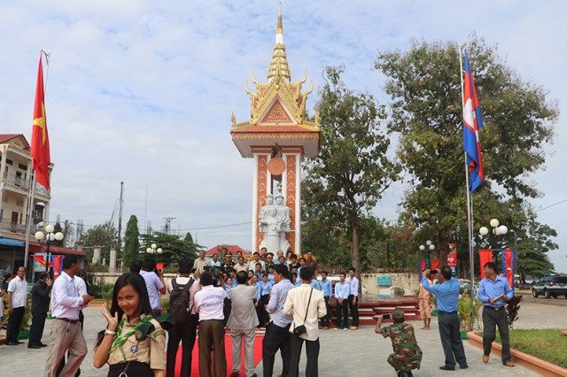 Inauguration de la restauration du monument de l’amitié Vietnam-Cambodge à Stung Treng ảnh 1 Inauguration de la restauration du monument de l’amitié Vietnam-Cambodge à Stung Treng ảnh 1