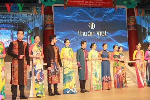 Présentation de costumes traditionnels sud-coréens et vietnamiens à HCM-Ville ảnh 1 Présentation de costumes traditionnels sud-coréens et vietnamiens à HCM-Ville ảnh 1