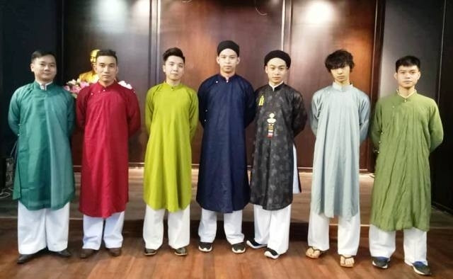 Un défilé d'"ao dài" traditionnel pour hommes en l’honneur de la Journée des patrimoines ảnh 1 Un défilé d'"ao dài" traditionnel pour hommes en l’honneur de la Journée des patrimoines ảnh 1