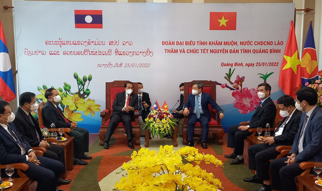 Des dirigeants de Khammouane (Laos) formulent leurs voeux du Nouvel An lunaire à Quang Binh ảnh 1