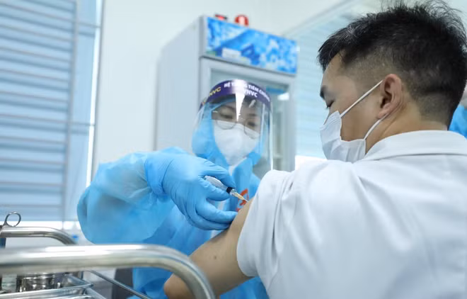 COVID-19 : plus de 7.200 personnes à Hanoï seront vaccinées ảnh 1