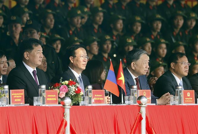 Les présidents vietnamien et mongol visitent le haut commandement de la police mobile ảnh 1 Les présidents vietnamien et mongol visitent le haut commandement de la police mobile ảnh 1