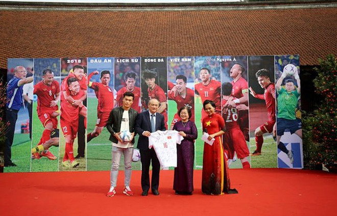 Une exposition de photos sur le football vietnamien ảnh 1 Une exposition de photos sur le football vietnamien ảnh 1