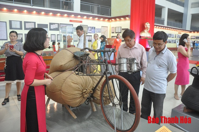 L’exposition "Thanh Hoa – passé et présent" ảnh 1 L’exposition "Thanh Hoa – passé et présent" ảnh 1