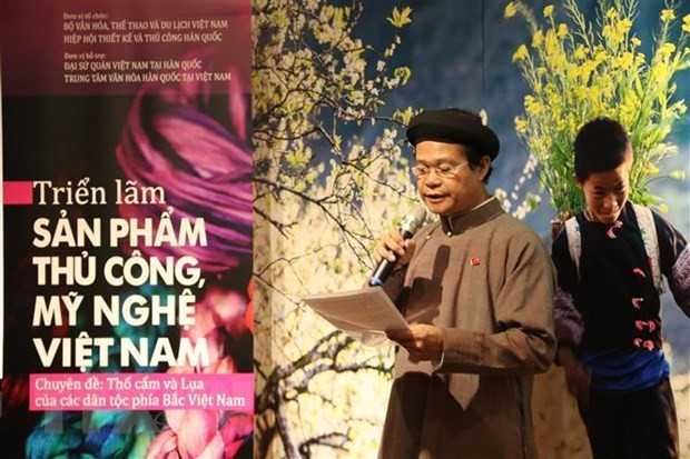 Des produits en soie du Vietnam exposés en R. de Corée ảnh 1