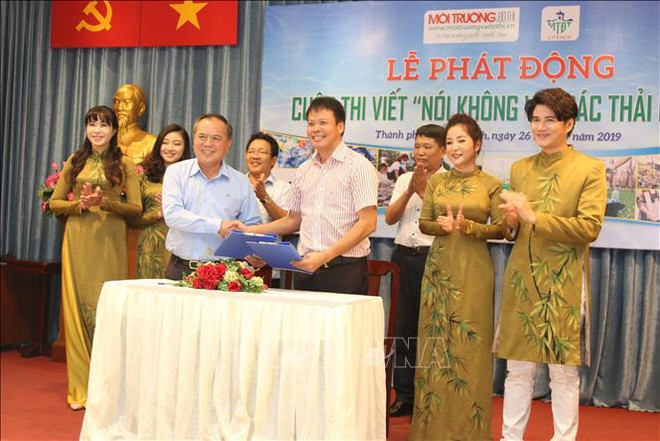 Lancement du concours d’écriture "Dire non aux déchets plastiques" ảnh 1