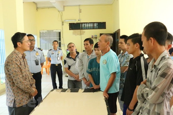Des cadres de l'ambassade du Vietnam rendent visite aux pêcheurs arrêtés en Indonésie ảnh 1 Des cadres de l'ambassade du Vietnam rendent visite aux pêcheurs arrêtés en Indonésie ảnh 1