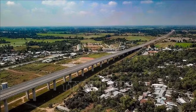 Le pont Vam Cong sur le fleuve Hau sera inauguré en fin mai ảnh 1