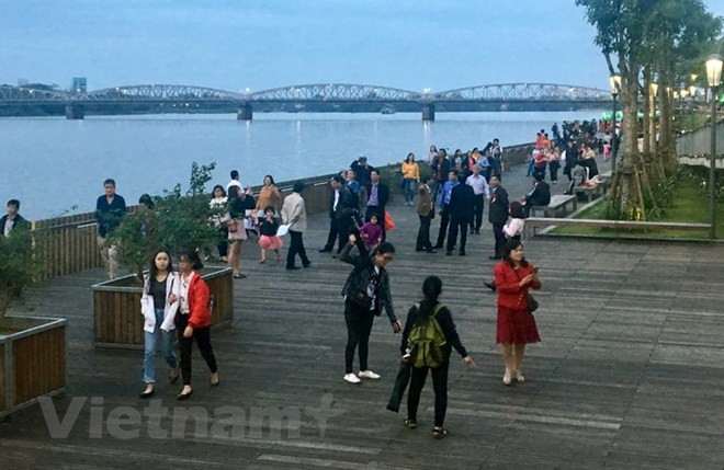 Inauguration d’un pont piétonnier le long de la rivière Huong à Hue ảnh 1 Inauguration d’un pont piétonnier le long de la rivière Huong à Hue ảnh 1