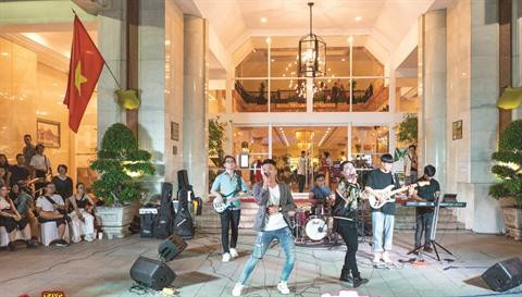 The Crowd Saigon, une nouvelle forme d’art de rue à l’hôtel Rex Saigon ảnh 1 The Crowd Saigon, une nouvelle forme d’art de rue à l’hôtel Rex Saigon ảnh 1