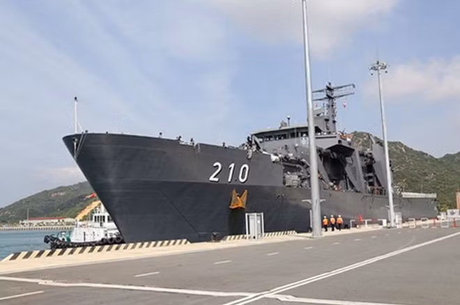Un navire de la Marine singapourienne au port de Cam Ranh ảnh 1