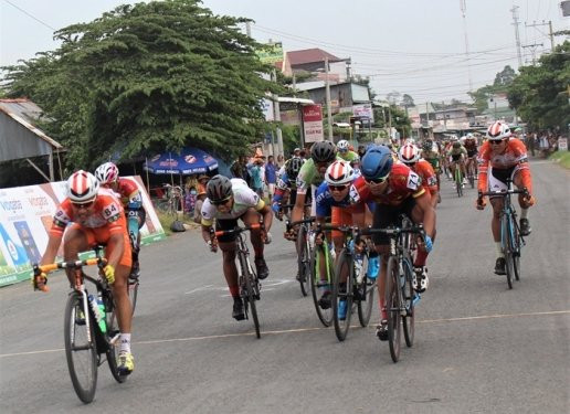 Course nationale de cyclisme vers la zone rurale : un coureur japonais endosse le maillot d’or ảnh 1