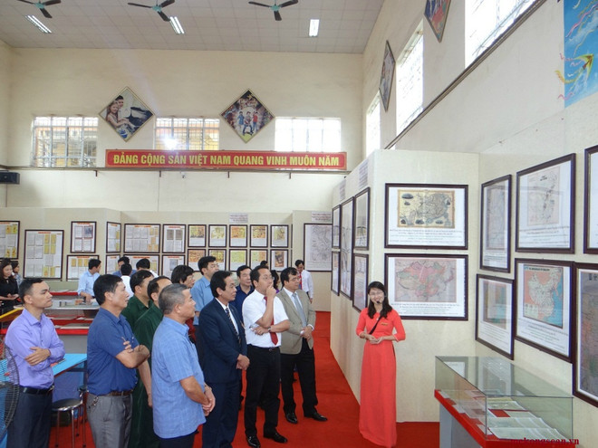 Journée du livre et exposition sur Hoang Sa et Truong Sa à Hai Duong ảnh 2 Journée du livre et exposition sur Hoang Sa et Truong Sa à Hai Duong ảnh 2
