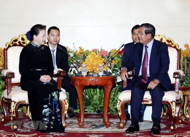 Entrevue entre la présidente de l’AN Nguyen Thi Kim Ngan et le Premier ministre cambodgien ảnh 1 Entrevue entre la présidente de l’AN Nguyen Thi Kim Ngan et le Premier ministre cambodgien ảnh 1