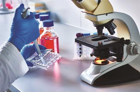 Un Professeur consacre sa vie à la lutte contre le cancer ảnh 2 Un Professeur consacre sa vie à la lutte contre le cancer ảnh 2