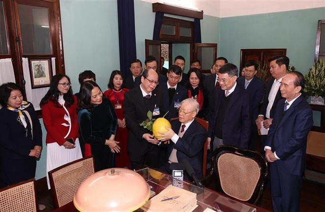 Le secrétaire général du Parti Nguyên Phu Trong rend hommage au Président Hô Chi Minh ảnh 2 Le secrétaire général du Parti Nguyên Phu Trong rend hommage au Président Hô Chi Minh ảnh 2