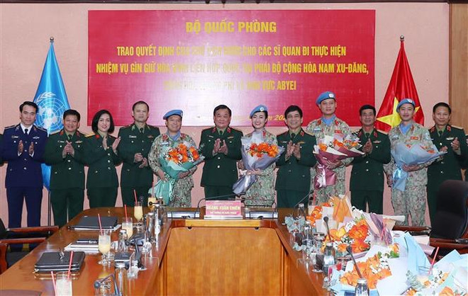 Envoi de sept officiers à des missions de maintien de la paix de l'ONU ảnh 1 Envoi de sept officiers à des missions de maintien de la paix de l'ONU ảnh 1