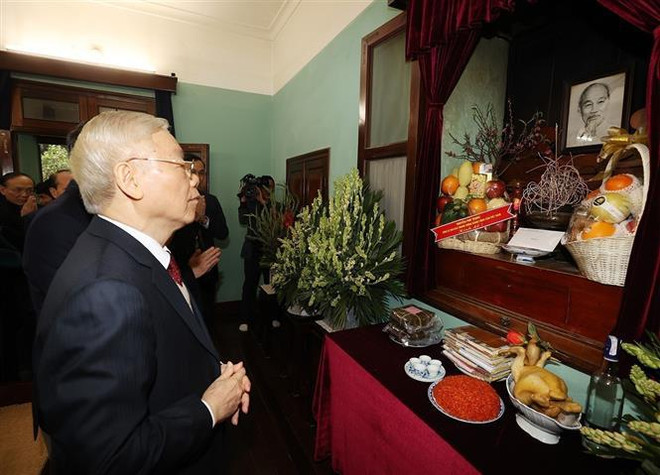 Le secrétaire général du Parti Nguyên Phu Trong rend hommage au Président Hô Chi Minh ảnh 1 Le secrétaire général du Parti Nguyên Phu Trong rend hommage au Président Hô Chi Minh ảnh 1