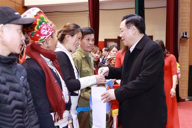Le président de l'AN formule ses vœux du Têt dans le district frontalier de Bat Xat (Lao Cai) ảnh 1