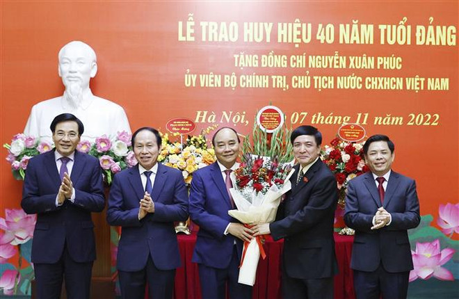 Remise de l’Insigne des “40 ans de membre du Parti” à Nguyen Xuan Phuc ảnh 1 Remise de l’Insigne des “40 ans de membre du Parti” à Nguyen Xuan Phuc ảnh 1