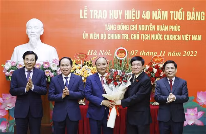 Remise de l’Insigne des “40 ans de membre du Parti” à Nguyen Xuan Phuc ảnh 1