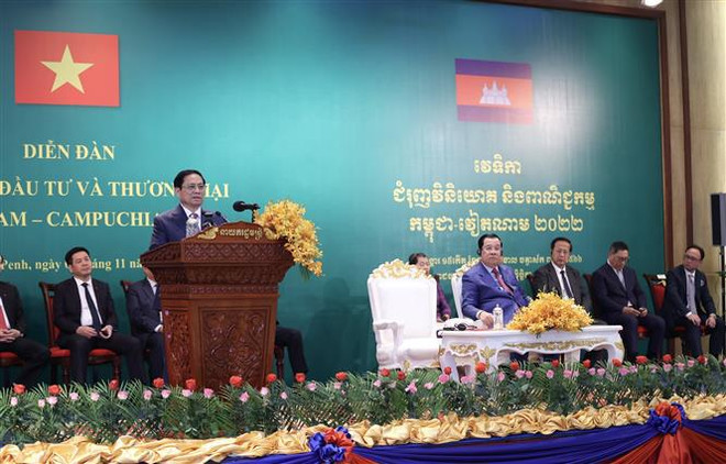 Les PM vietnamien et cambodgien à un forum sur la promotion du commerce et des investissements ảnh 1 Les PM vietnamien et cambodgien à un forum sur la promotion du commerce et des investissements ảnh 1