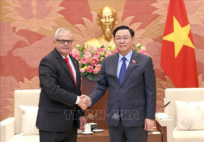 Le président de l’AN Vuong Dinh Huê reçoit le secrétaire général de l’AN et du Conseil d’État de Cuba ảnh 1 Le président de l’AN Vuong Dinh Huê reçoit le secrétaire général de l’AN et du Conseil d’État de Cuba ảnh 1