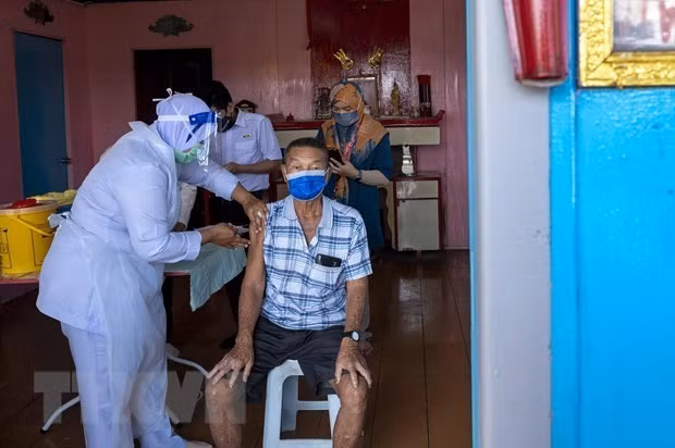 La Malaisie recommande aux gens de continuer à porter des masques faciaux ảnh 1