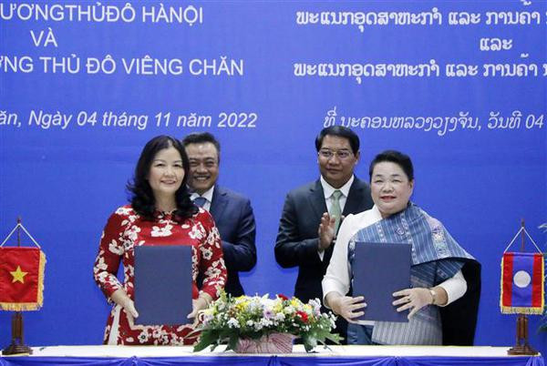 Le PM lao salue la coopération entre les deux capitales Vientiane et Hanoï ảnh 2 Le PM lao salue la coopération entre les deux capitales Vientiane et Hanoï ảnh 2