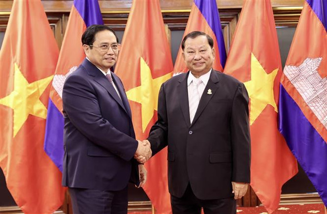 Rencontre entre le PM Pham Minh Chinh et le président du Sénat cambodgien Say Chhum ảnh 1 Rencontre entre le PM Pham Minh Chinh et le président du Sénat cambodgien Say Chhum ảnh 1