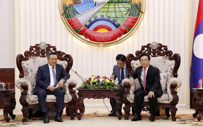 Le PM lao salue la coopération entre les deux capitales Vientiane et Hanoï ảnh 1 Le PM lao salue la coopération entre les deux capitales Vientiane et Hanoï ảnh 1