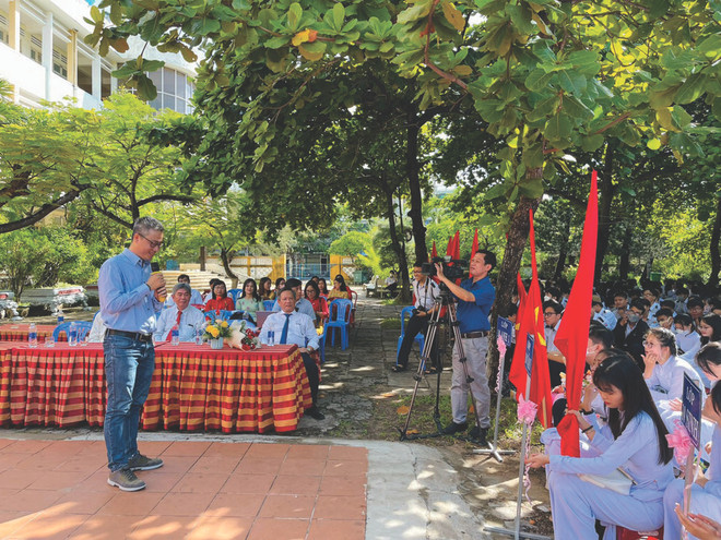 Le Pr. Phan Thành Nam s’entretient avec les élèves du Lycée d’excellence Luong Van Chanh. Photo : Duy Thanh/CVN