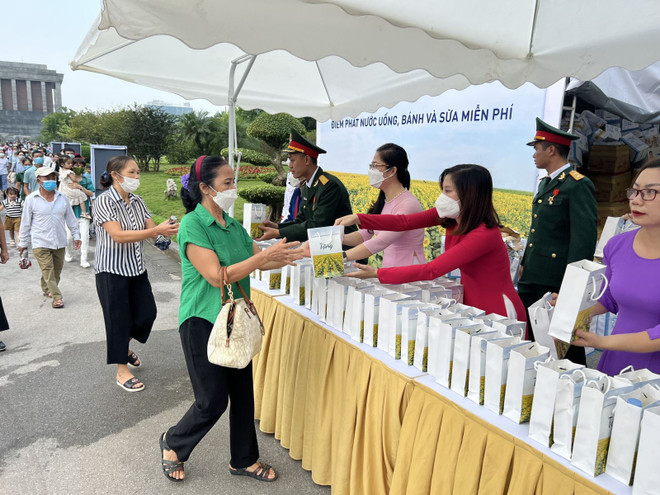 Des cadeaux offerts aux visiteurs du Mausolée du Président Hô Chi Minh ảnh 1 Des cadeaux offerts aux visiteurs du Mausolée du Président Hô Chi Minh ảnh 1