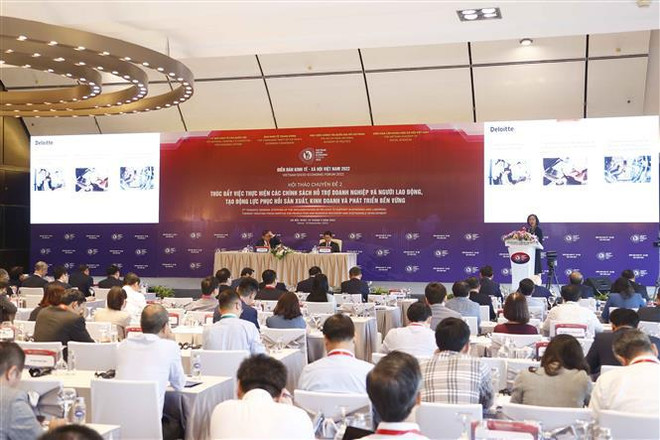 Des experts parlent de la politique foncière et du soutien aux entreprises et travailleurs ảnh 3 Des experts parlent de la politique foncière et du soutien aux entreprises et travailleurs ảnh 3