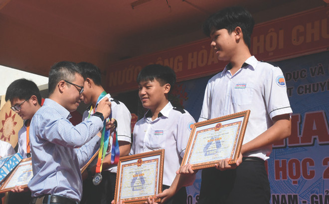 Le Pr. Nam remet des médailles à des élèves du Lycée d’excellence Luong Van Chanh primés aux olympiades organisés dans le Sud. Photo: Duy Thanh/CVN