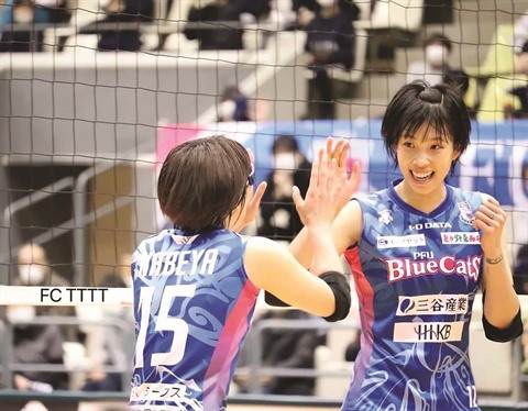 La volleyeuse Trân Thi Thanh Thuy (droite) sous le maillot du club japonais PFU Blue Cats. Photo : PFU/CVN La volleyeuse Trân Thi Thanh Thuy (droite) sous le maillot du club japonais PFU Blue Cats. Photo : PFU/CVN