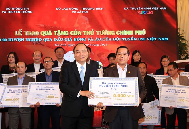 Vente aux enchères d’articles du Onze national: 20 Mds de dongs pour 20 districts démunis ảnh 1 Vente aux enchères d’articles du Onze national: 20 Mds de dongs pour 20 districts démunis ảnh 1