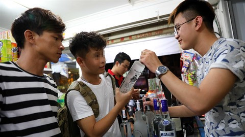 Le Vietnam serre la vis sur le commerce d’alcool ảnh 2