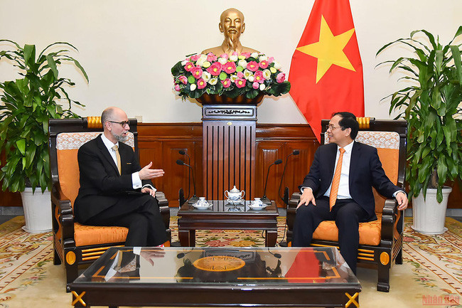 Le ministre des AE Bui Thanh Son reçoit l'ambassadeur du Canada au Vietnam ảnh 1 Le ministre des AE Bui Thanh Son reçoit l'ambassadeur du Canada au Vietnam ảnh 1