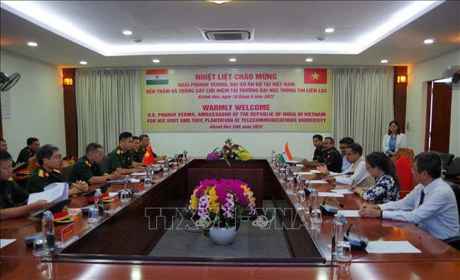 L'ambassadeur de l'Inde visite l'Université d’officiels d’information de Khanh Hoa ảnh 1 L'ambassadeur de l'Inde visite l'Université d’officiels d’information de Khanh Hoa ảnh 1