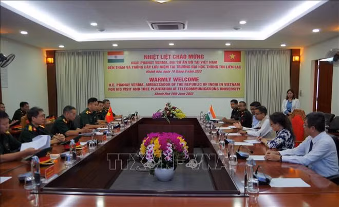 L'ambassadeur de l'Inde visite l'Université d’officiels d’information de Khanh Hoa ảnh 1