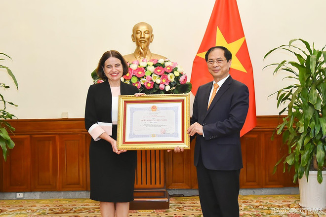 L’ambassadrice d’Australie reçoit l’Ordre de l’Amitié ảnh 1 L’ambassadrice d’Australie reçoit l’Ordre de l’Amitié ảnh 1