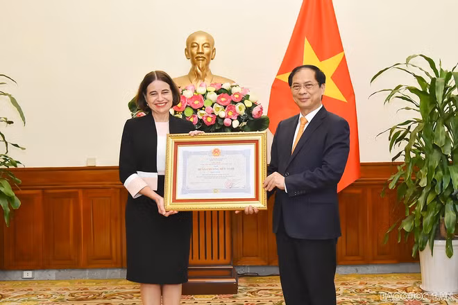 L’ambassadrice d’Australie reçoit l’Ordre de l’Amitié ảnh 1